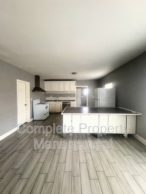 1402 Avenue East (New) – photo 2
