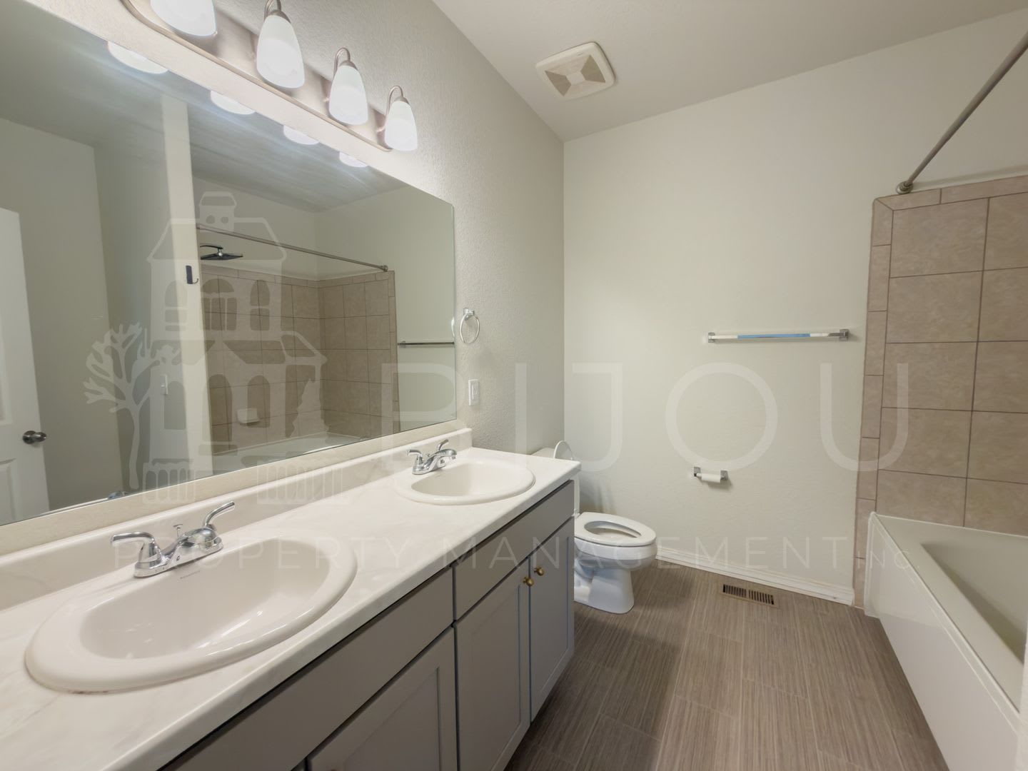Perfectly Located Off Fountain And Academy – photo 4