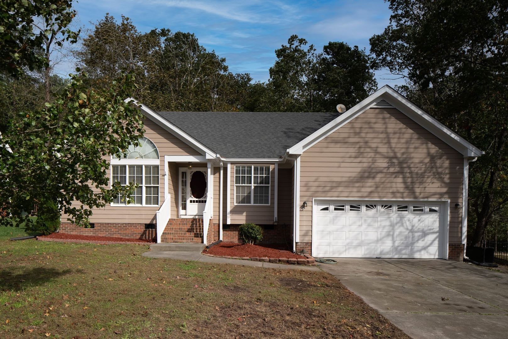 Wonderful 3 Bedroom, 2 Bath home, with 2 Car Garage, Huge Fenced-in yard, and Pet Friendly! – photo 2