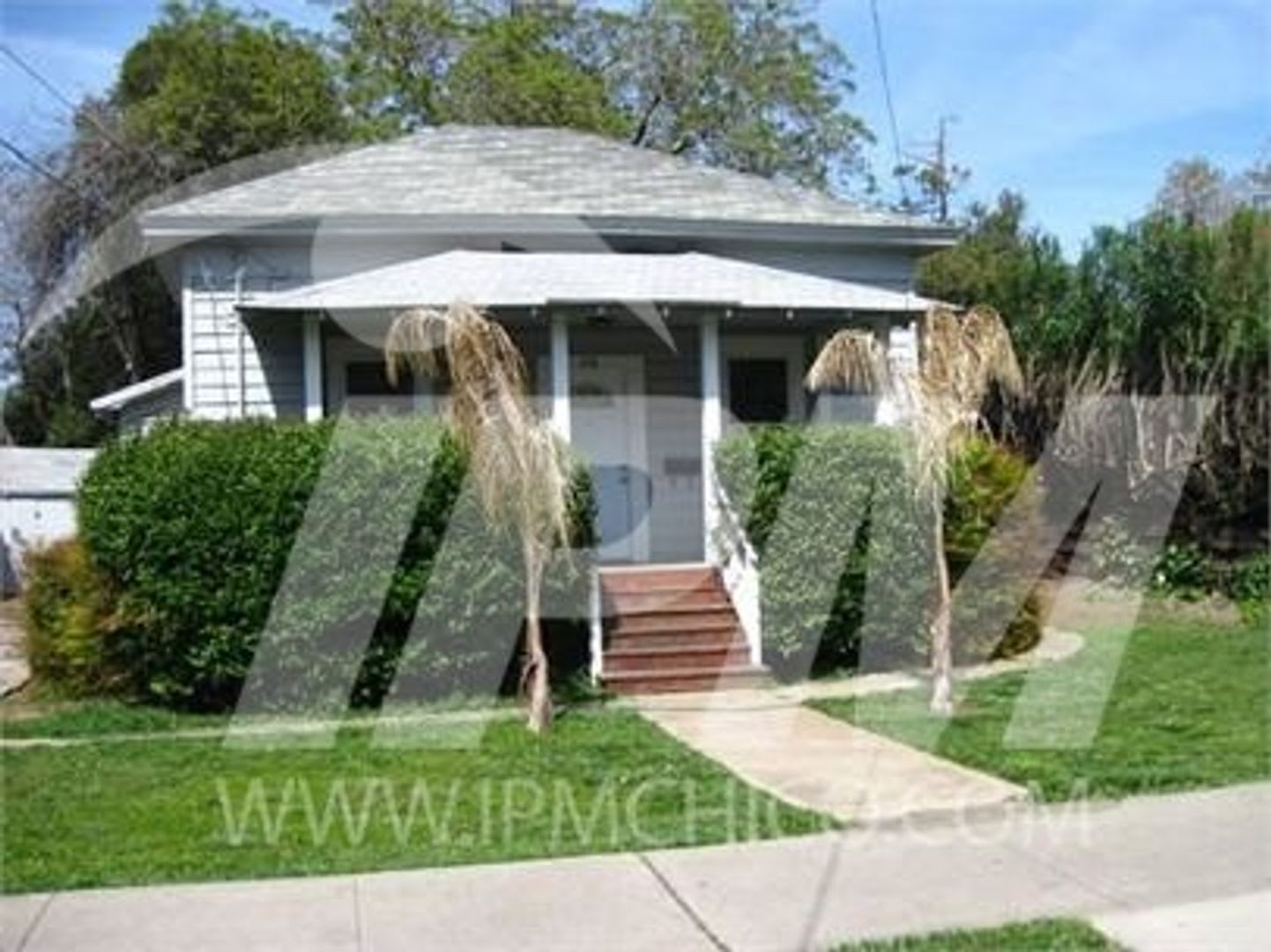 Classic 3 bedroom 2 bathroom home! Half off first month rent** – photo 1