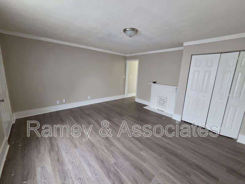 2402 Rowan St – photo 5