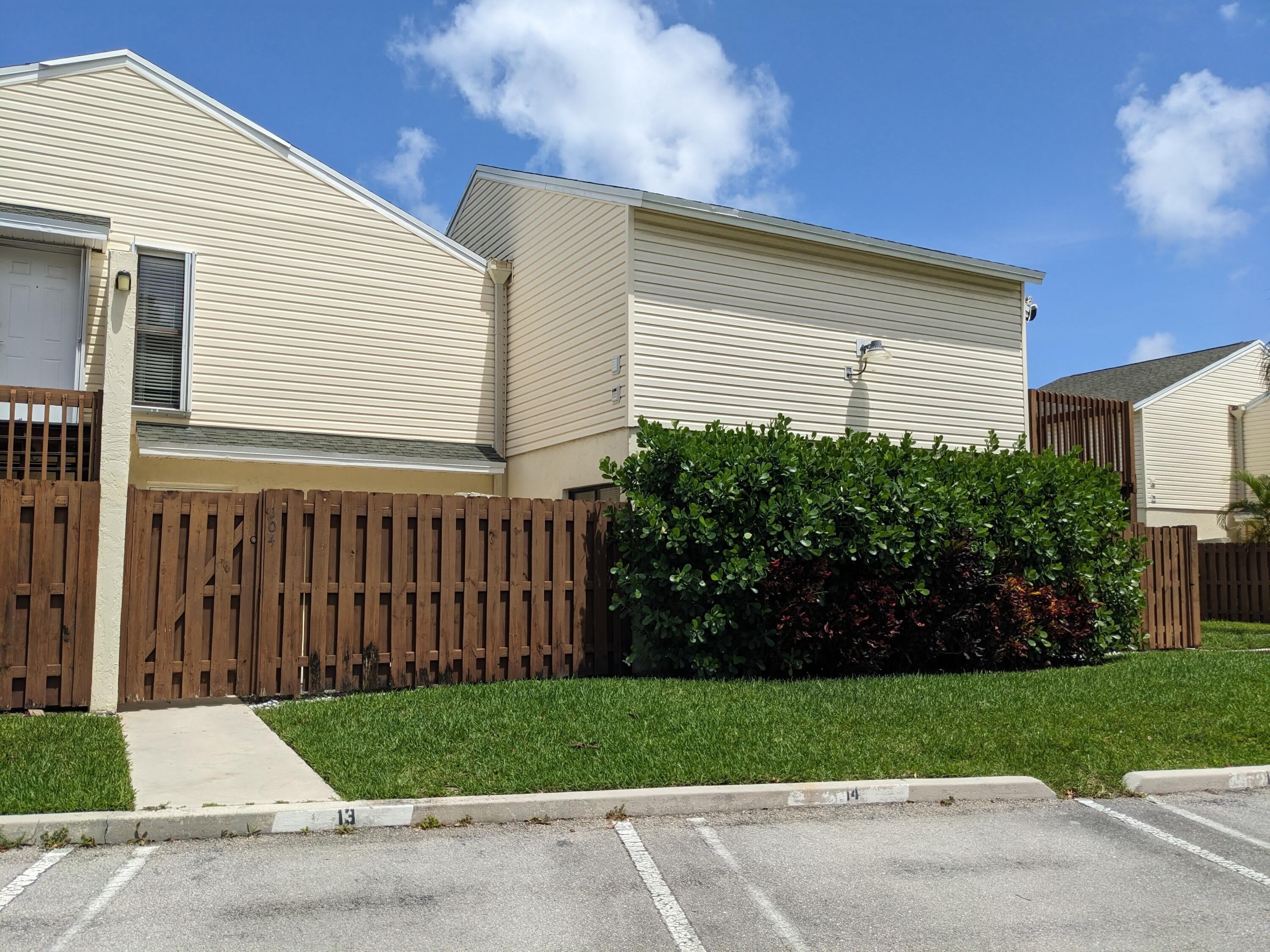 633 EXECUTIVE CENTER Drive – photo 1
