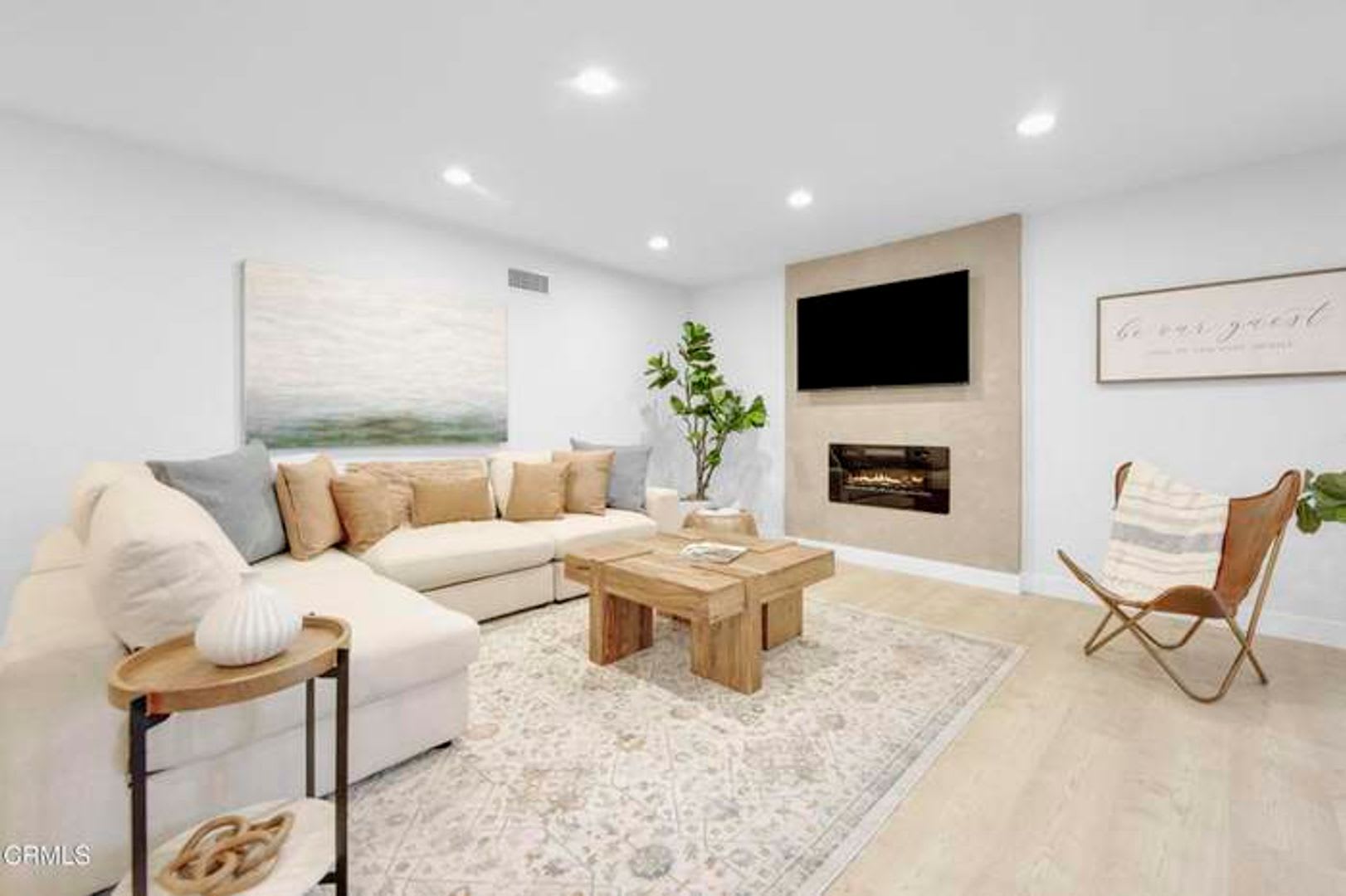 Bright & Beautifully Updated Home with Spacious Backyard – photo 2