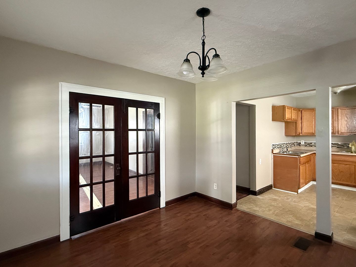 Charming 2 Bedroom, 1 Bath Home with Historic Character &amp; Spacious Living Areas – photo 2