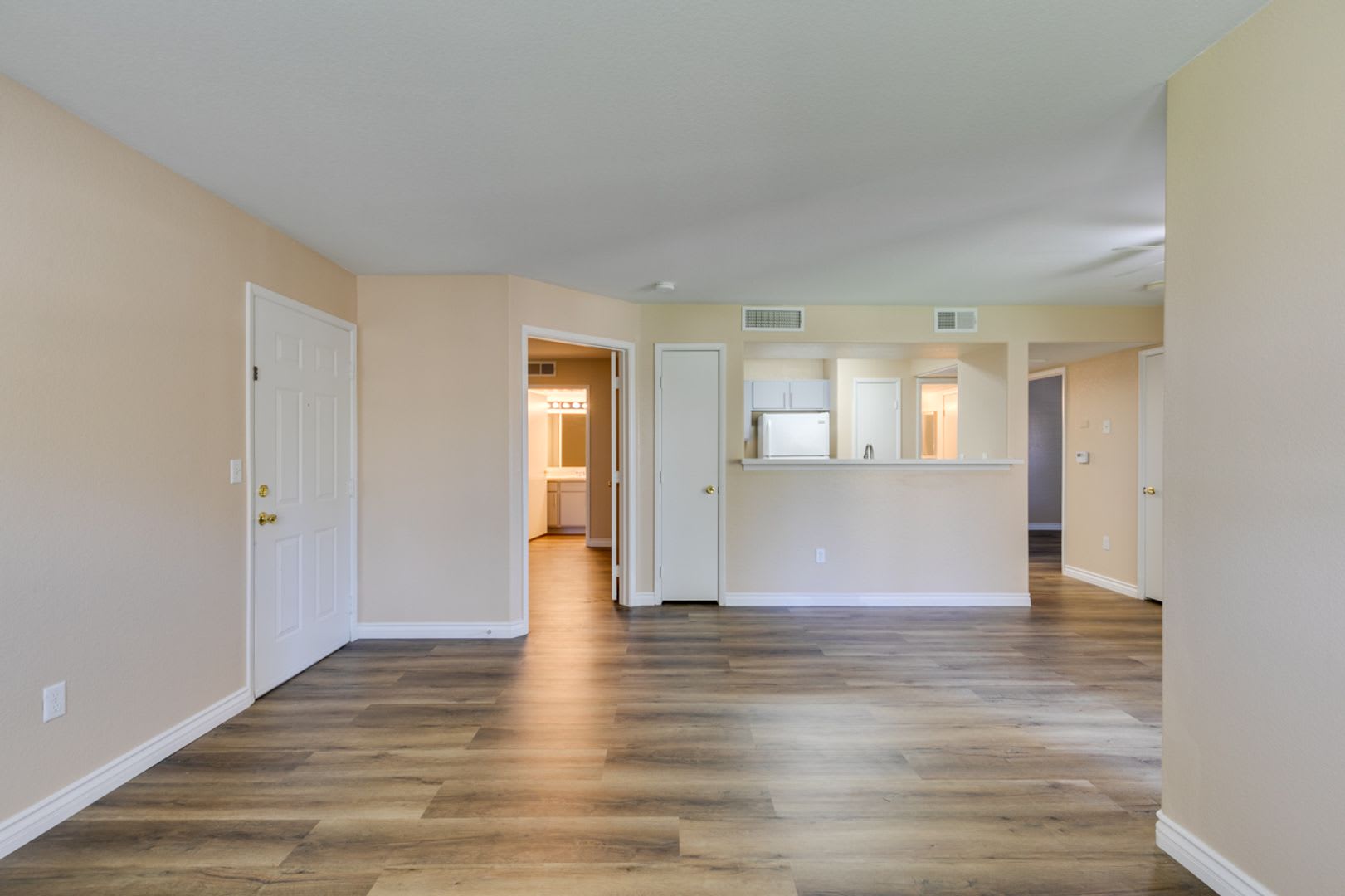 Beautiful 2Bed/2Bath First Floor Condo located in Silverado Ranch – photo 5
