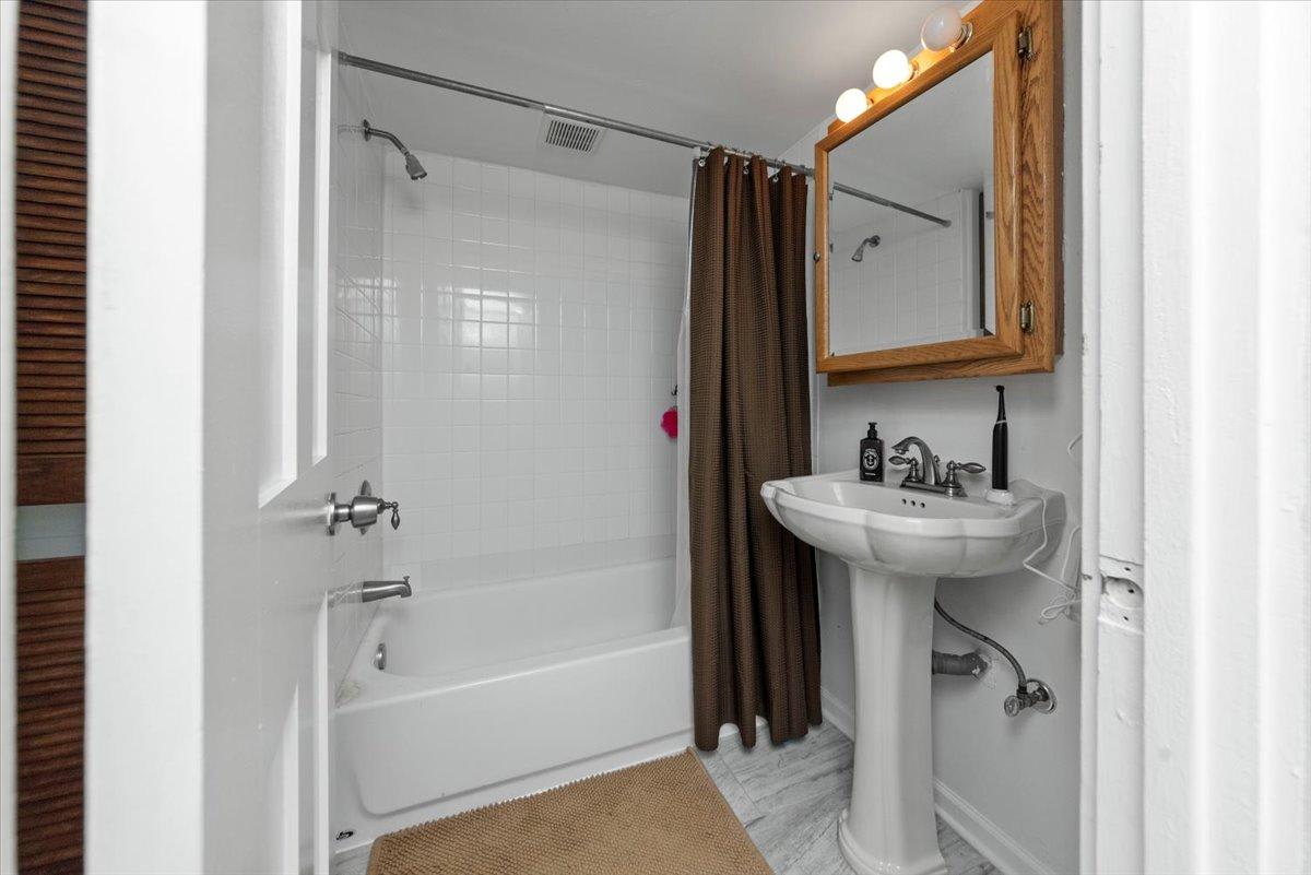 3223 N Kenmore Ave – photo 3