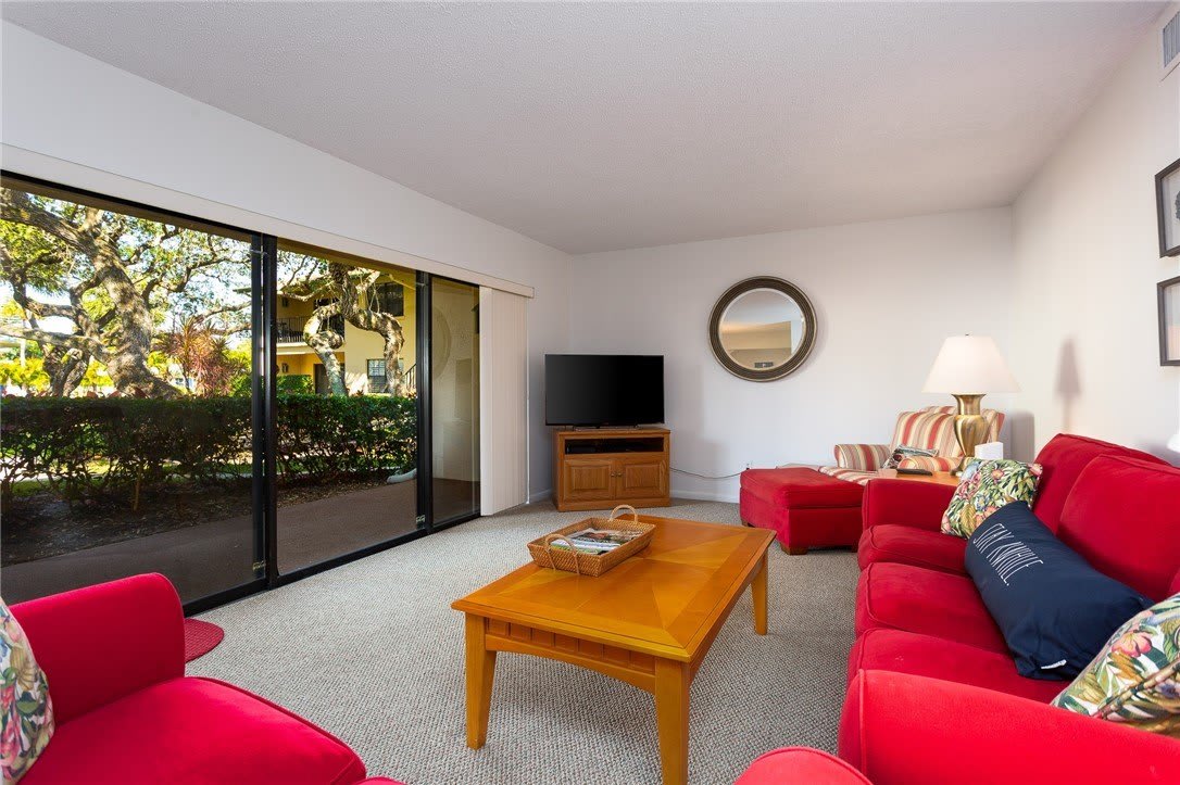 910 E Causeway Boulevard – photo 3