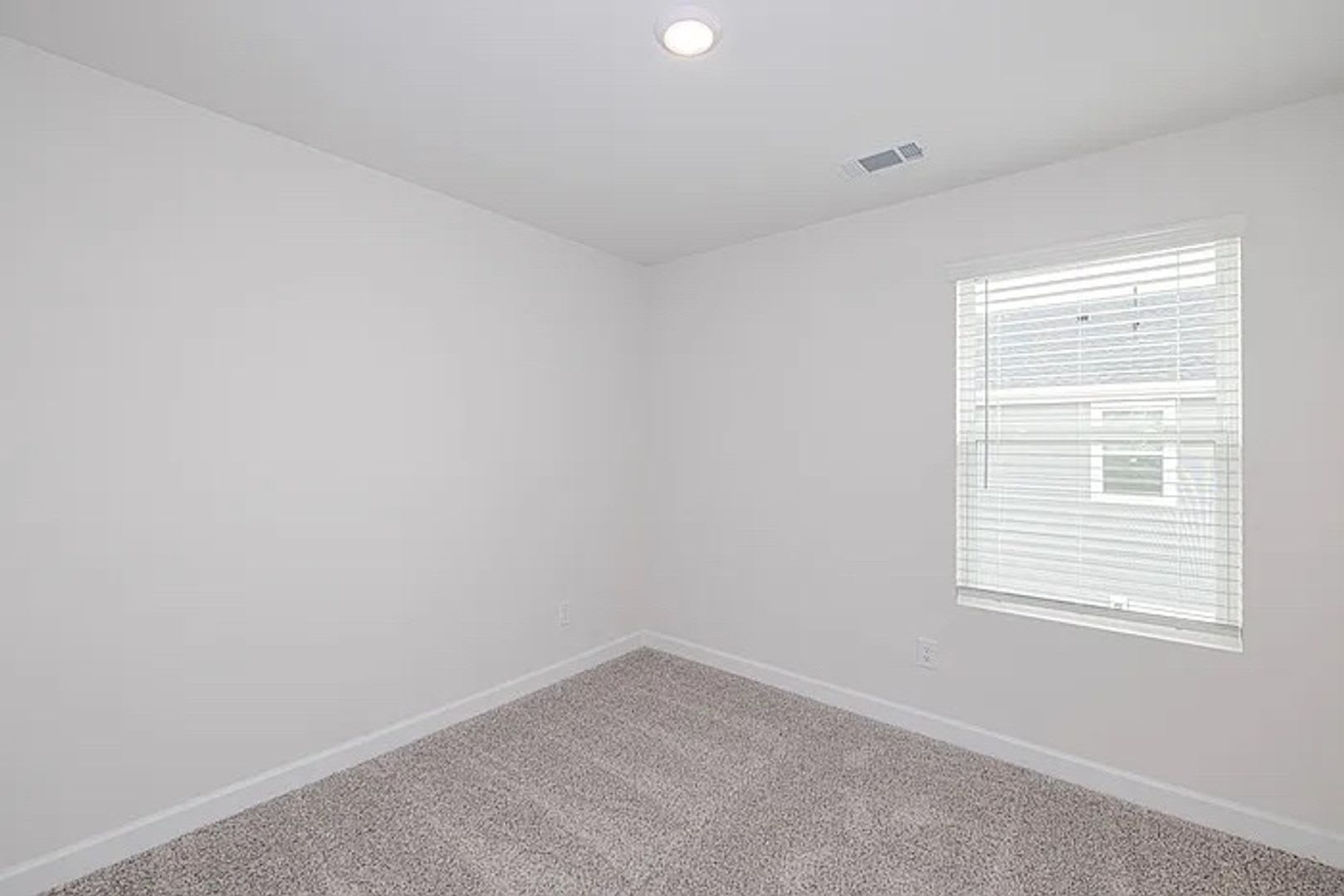 Room in 4 Bedroom Home at Millennium Ave – photo 5