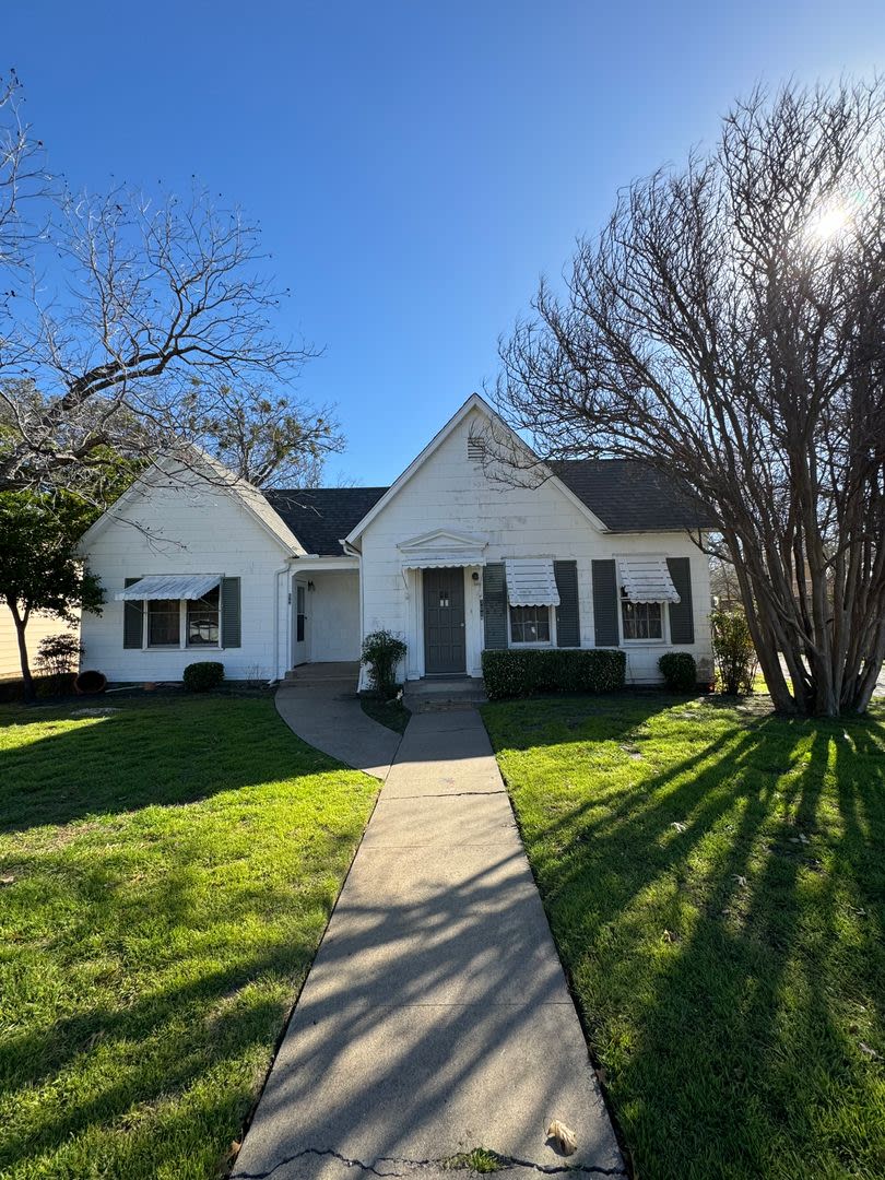 1/1 Historic CHARM + Wood Floors + Across from City Park and Pool – photo 2