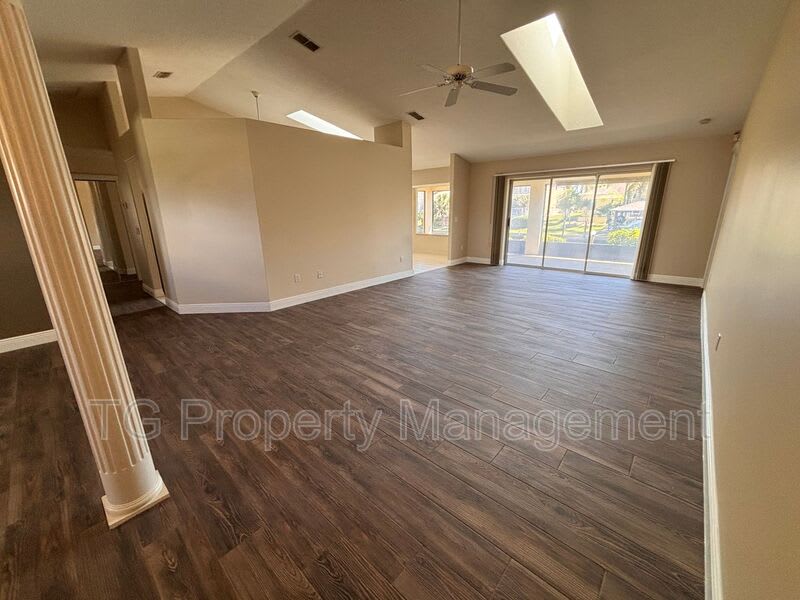 20 Clarendon Ct N – photo 5