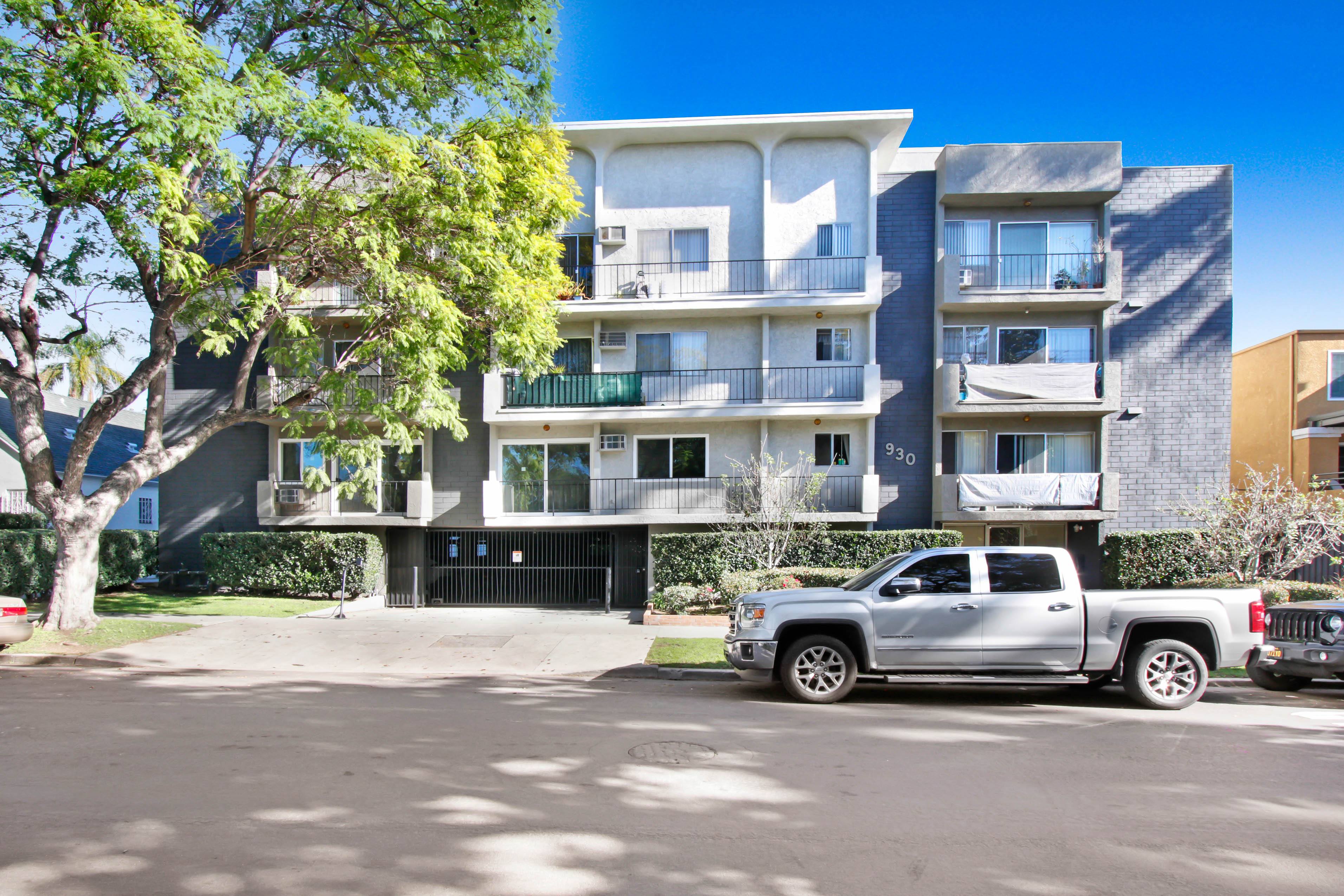 930 North Martel Apartments – photo 1