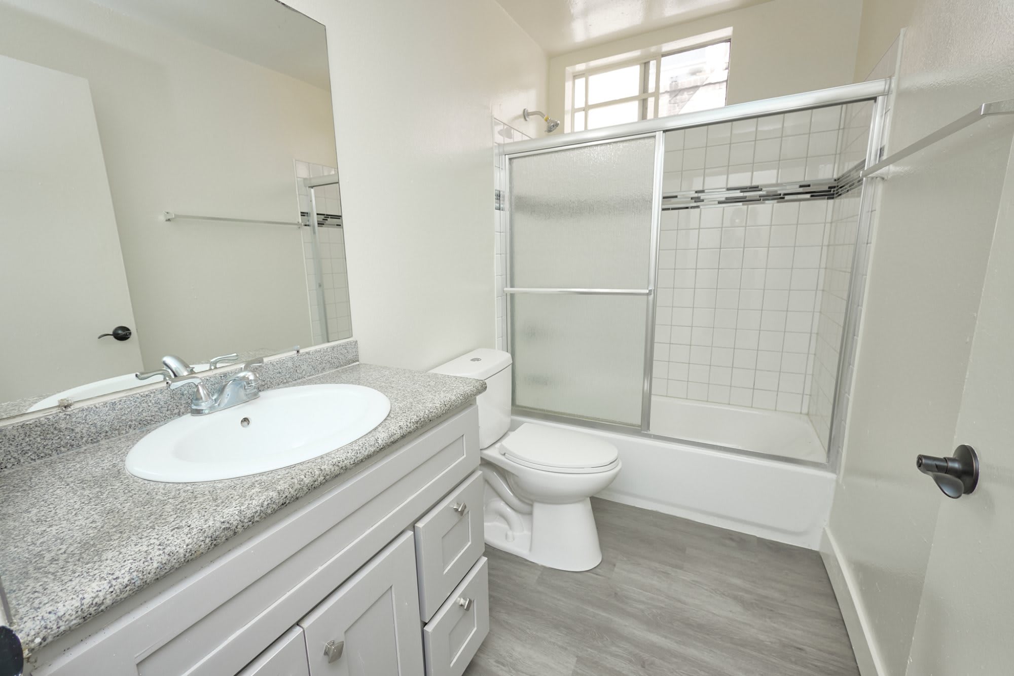 733 S Mariposa Ave – photo 3