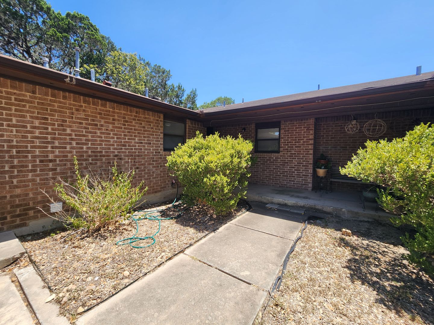 Walk To New Braunfels High School Water Included Deck Fireplace No Carpet Nbisd 2 Weeks Free Rent – photo 2