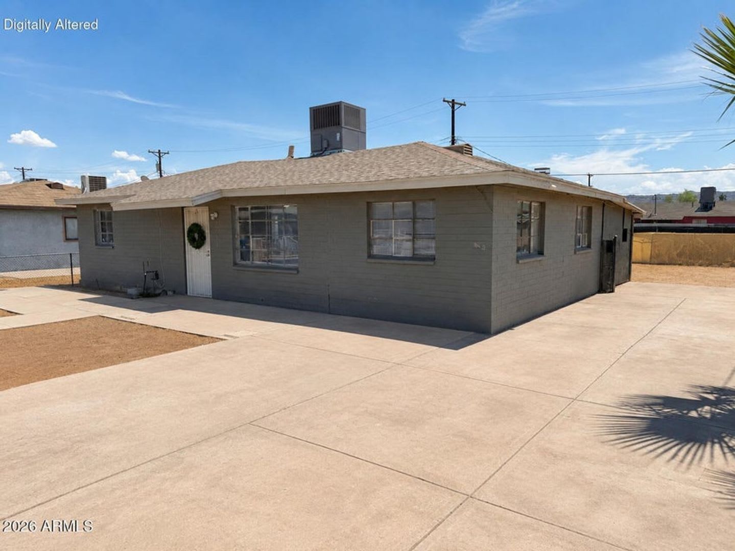 Bright & Comfortable Living in Prime Phoenix Location – photo 1