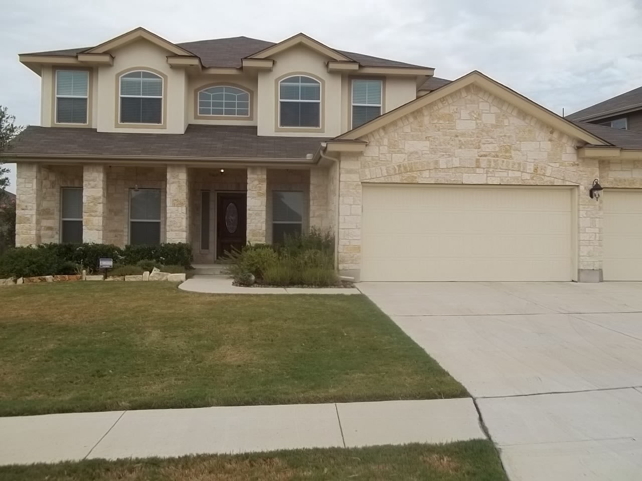 BEAUTIFUL 5 BEDROOM, 3.5 BATHROOM HOME! – photo 2