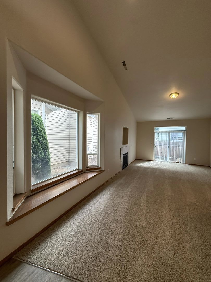 Spacious 3-Bedroom Vancouver Home with New Carpet & 2-Car Garage – photo 5