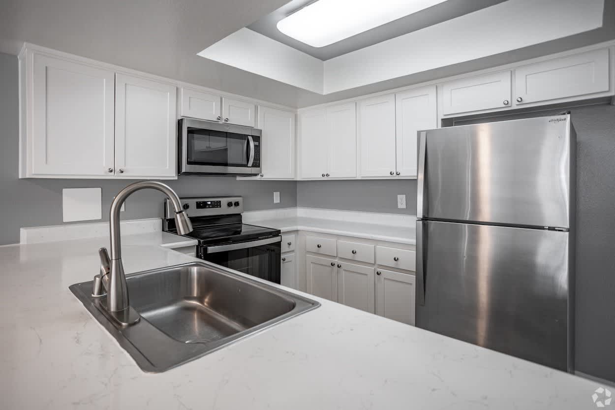 Harbor Cliff Apartments – photo 2