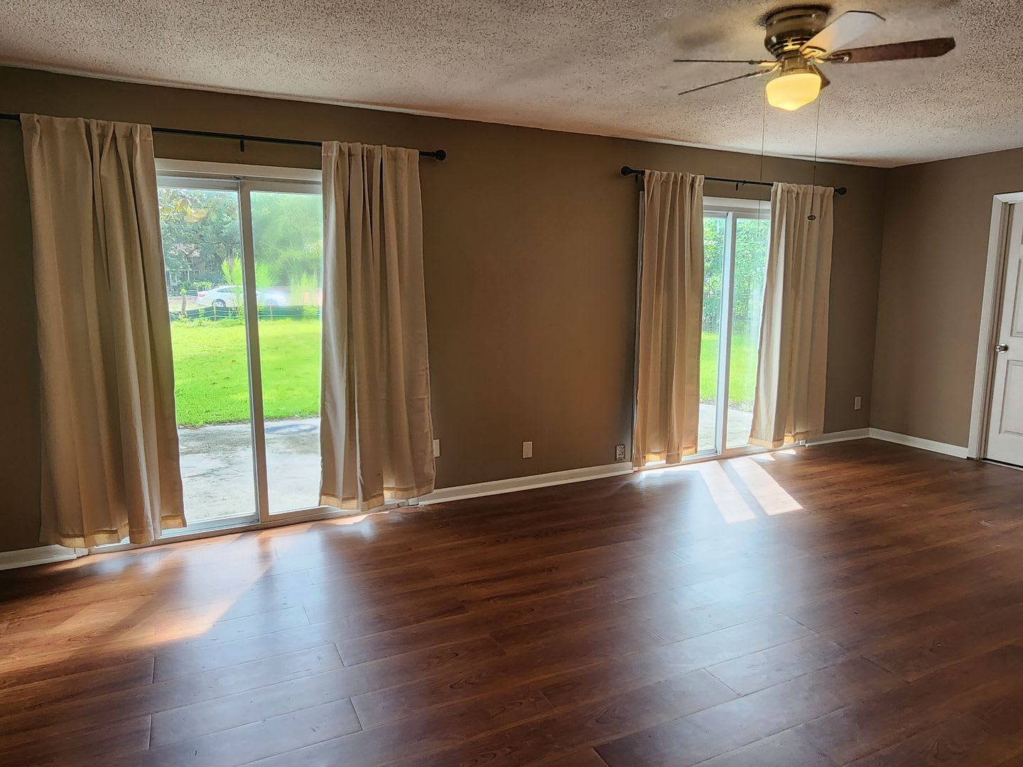 *Available Now* 3 bedroom 1.5 house with open floor plan. – photo 4