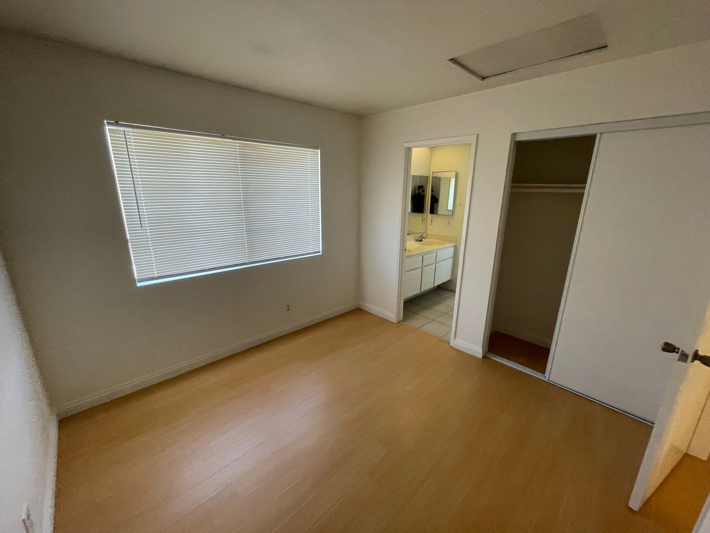 LARGE 4 BEDROOM 3 BATHROOM HOME IN MORENO VALLEY WITH LARGE YARD! – photo 2