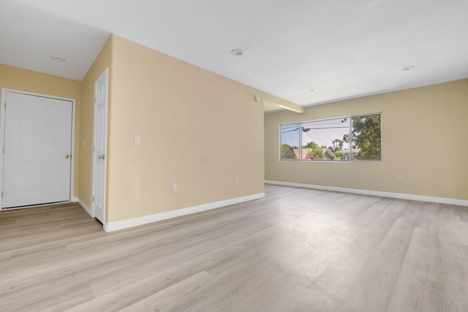A large one-bedroom unit in a peaceful courtyard style apartment is now available! – photo 4