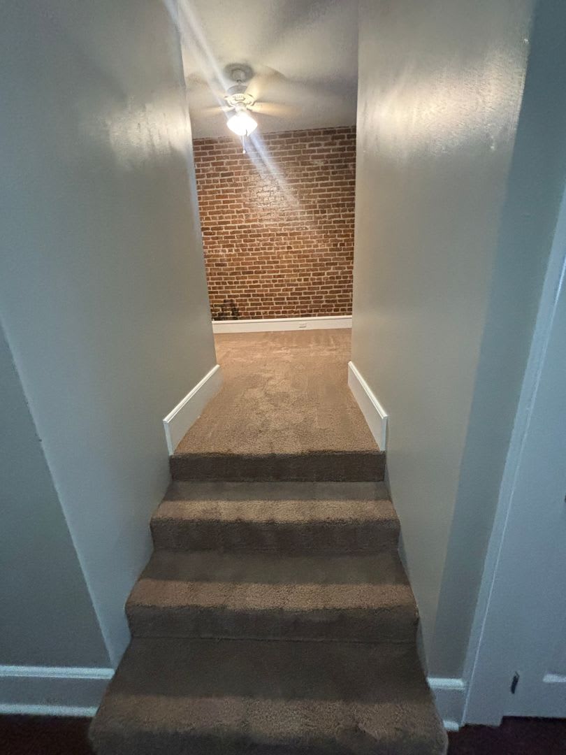 Cute Upstairs Down Town Apartment! – photo 4