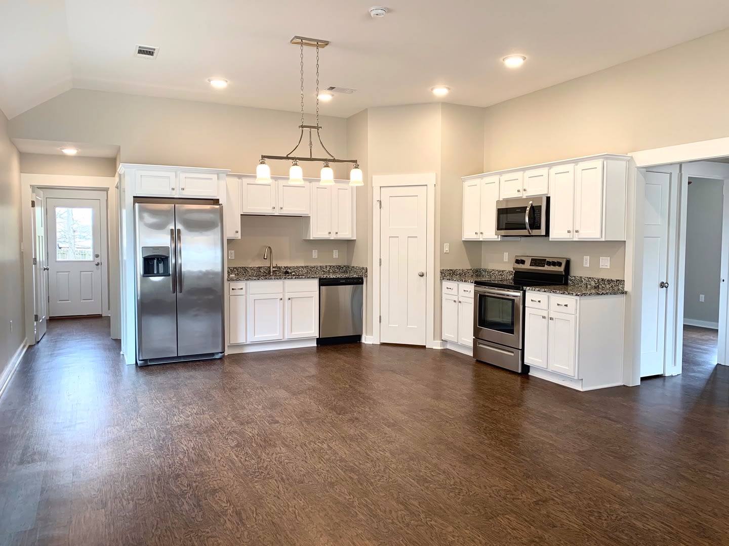 3 Bed 2 Bath With Vaulted Living Space Pantry And Fenced Yard – photo 3