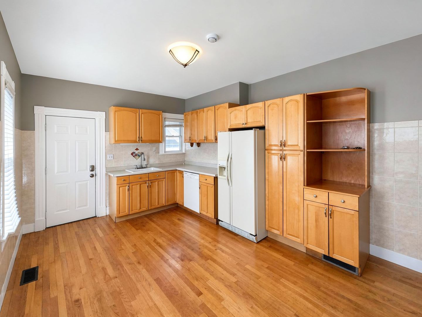 325 Rogers St – photo 3