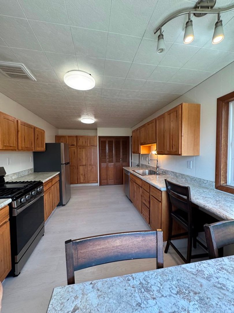 4 Bedroom House in Henley School District – photo 2