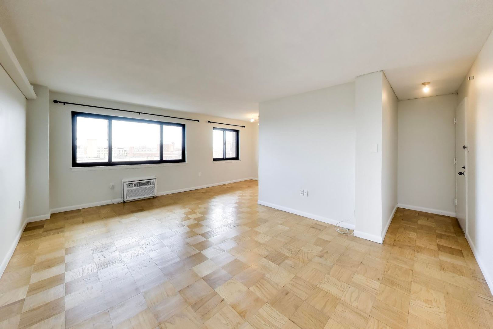 Amazing Location 1Bed 1Bath Condo Assigned Parking – photo 2