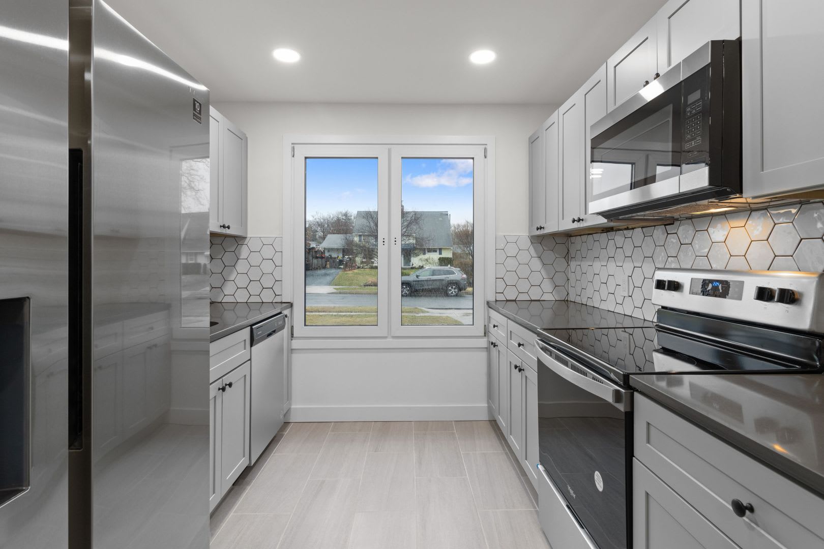 Beautiful fully renovated 5 bed 2 bath House with a sun room and large yard – photo 4
