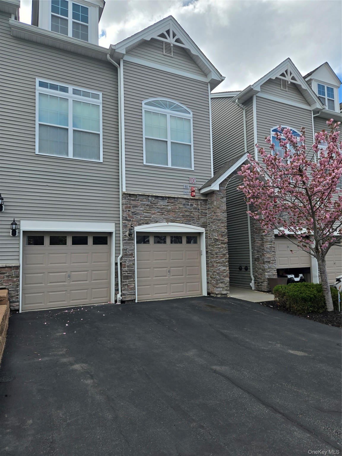 913 Hawthorn Way – photo 1