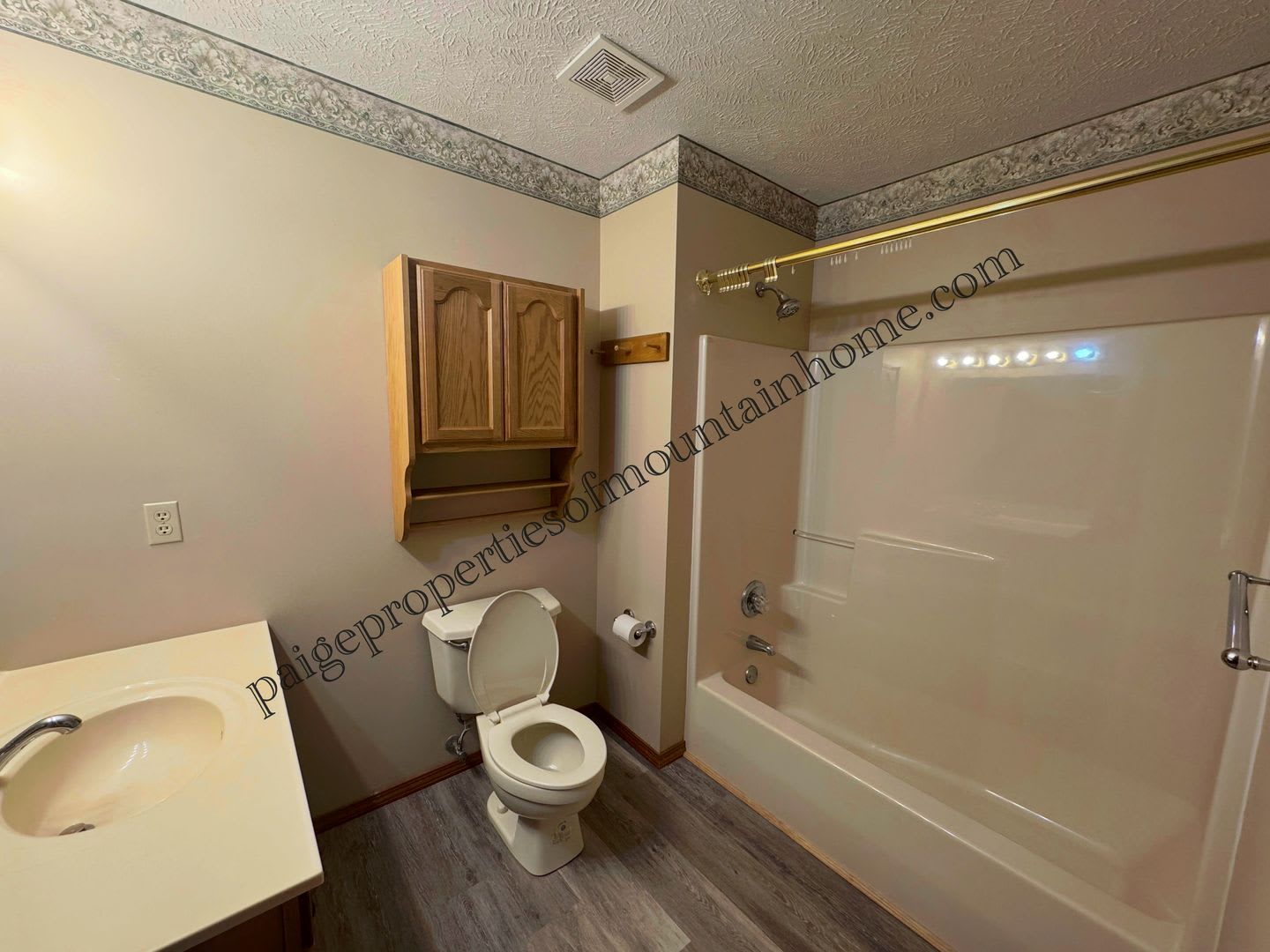 Bright & Spacious 3 Bed / 2 Bath Home in Town! – photo 2