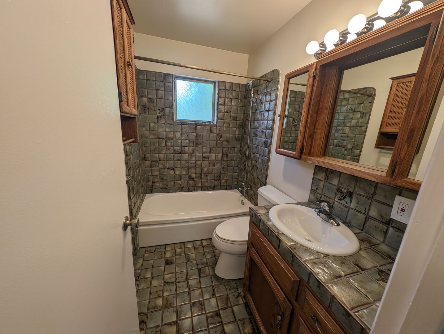 3 Bedroom House Near Shopping and Schools – photo 4