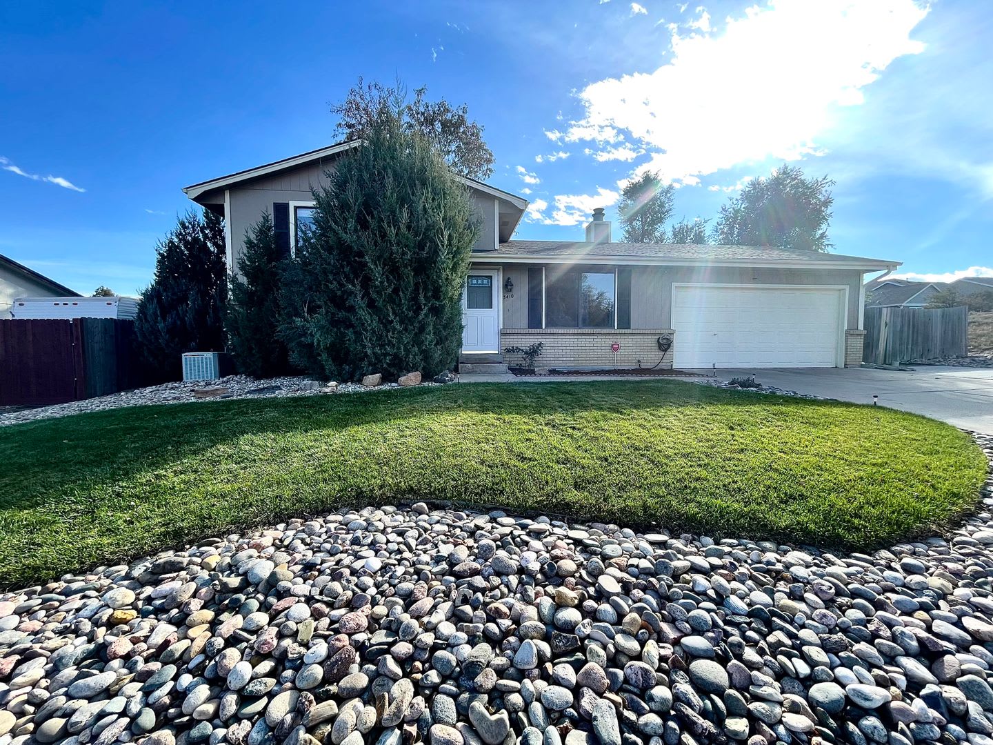 Beautifully updated 3 bedroom 2 bath home in Greeley! – photo 1
