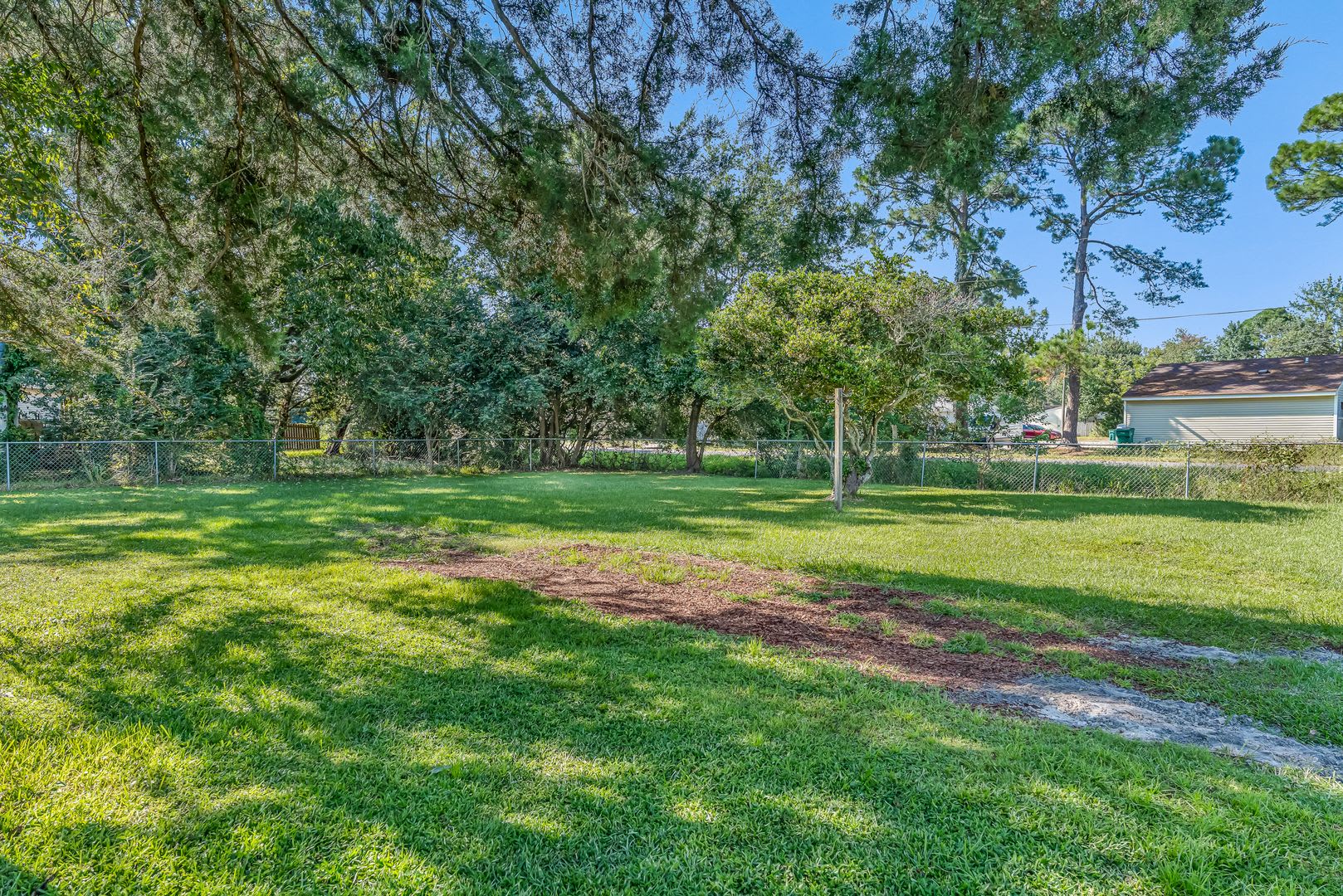 2 Bedroom on Spacious Lot! – photo 3