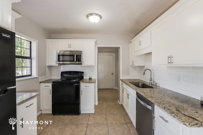 690 Formosa Avenue – photo 4