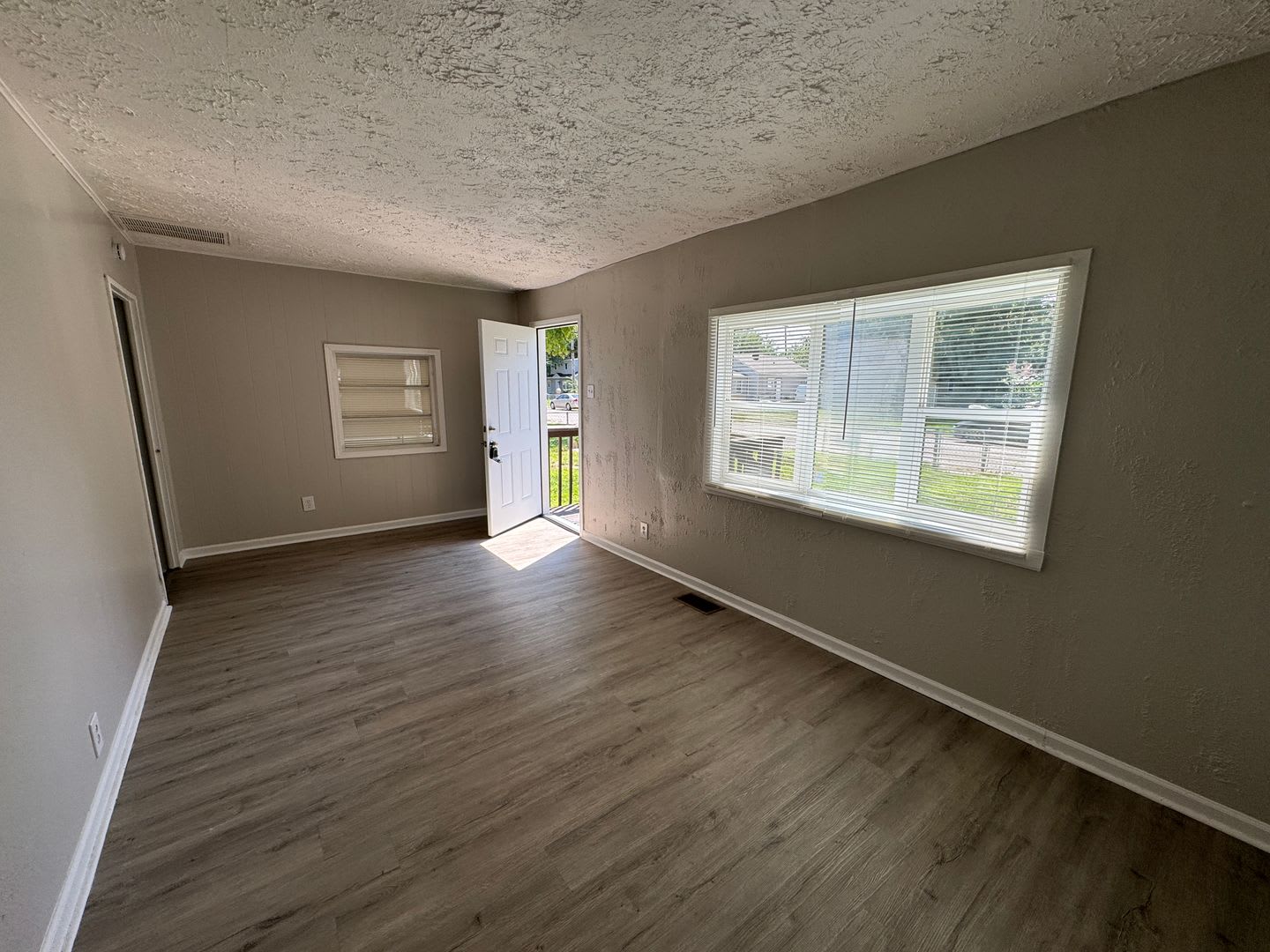 Eagledale Square 3 Bedrooms 1 Baths – photo 4