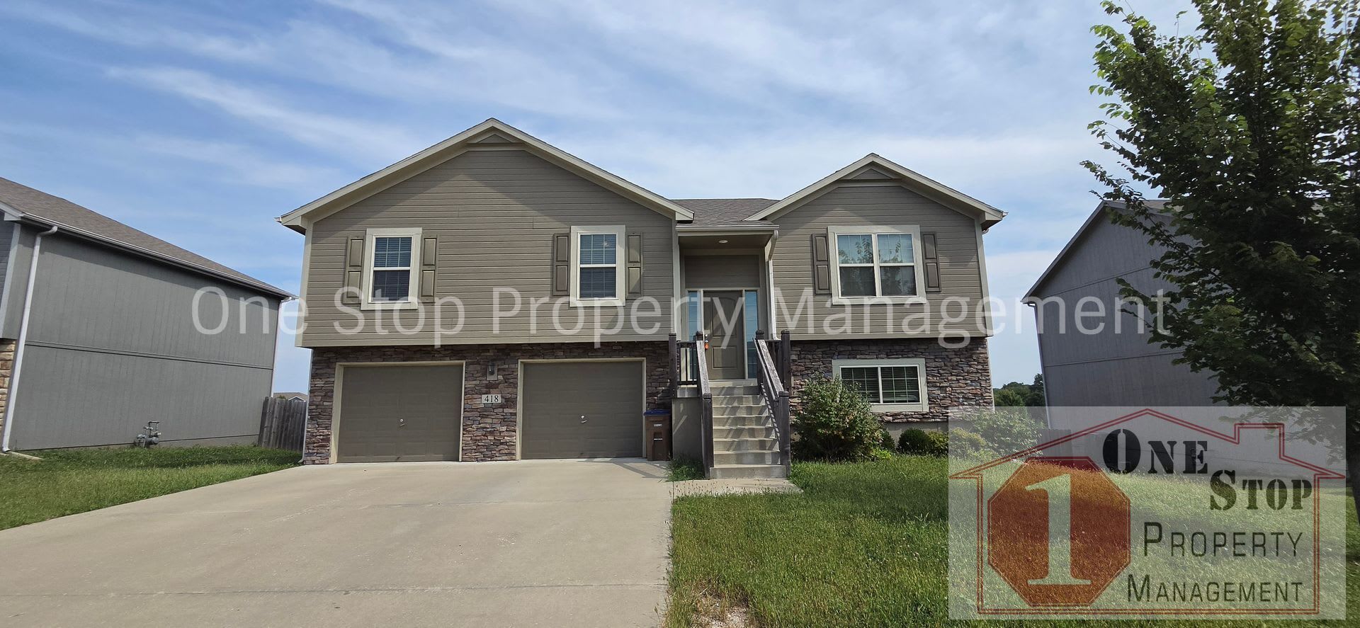 Beautiful 4 bedroom, 3 bathroom home in Raymore! – photo 1