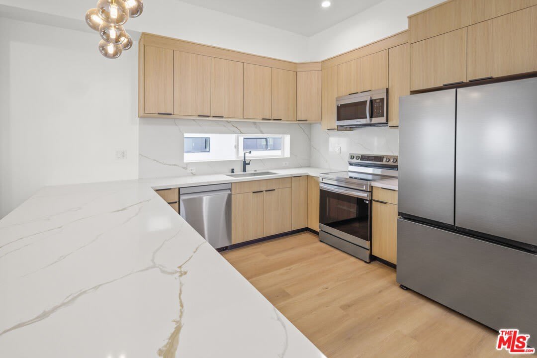 11006 Hortense St – photo 2