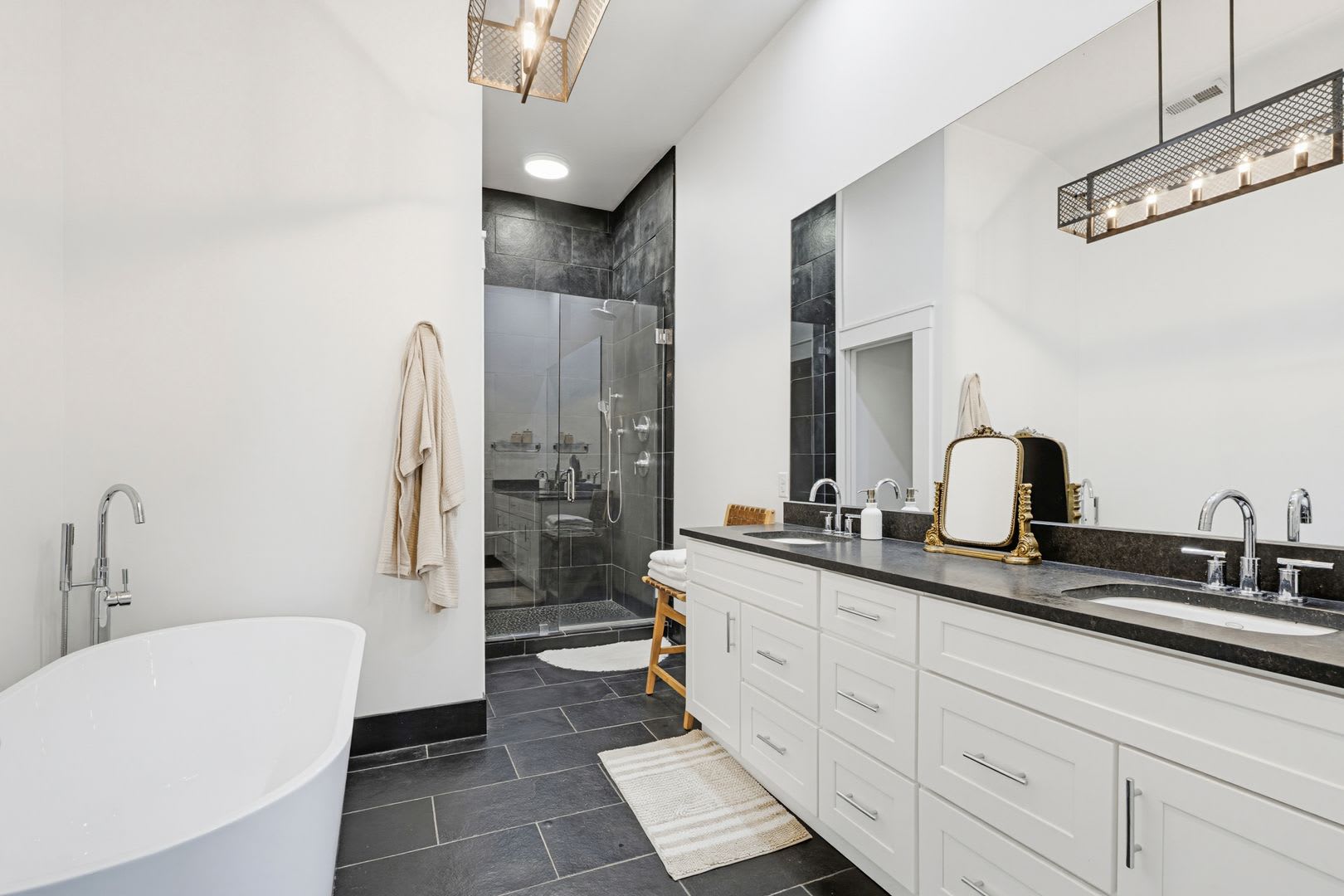 Luxury Downtown Home – photo 5