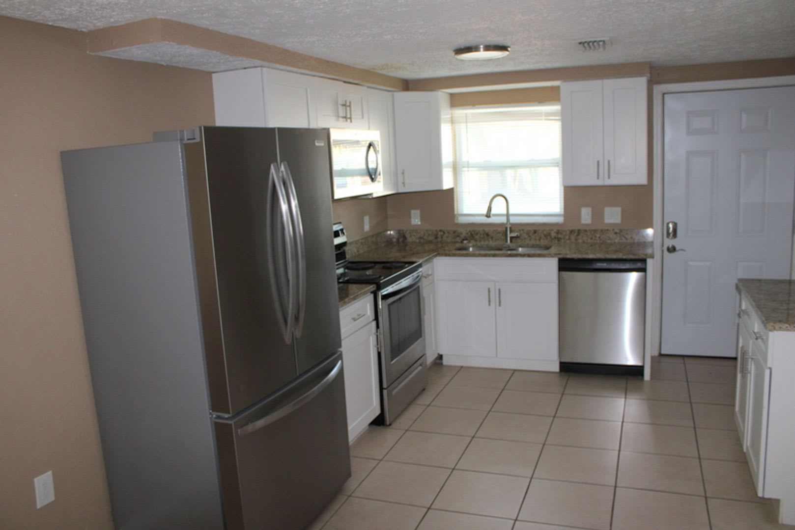 Beautiful Updated duplex – photo 2