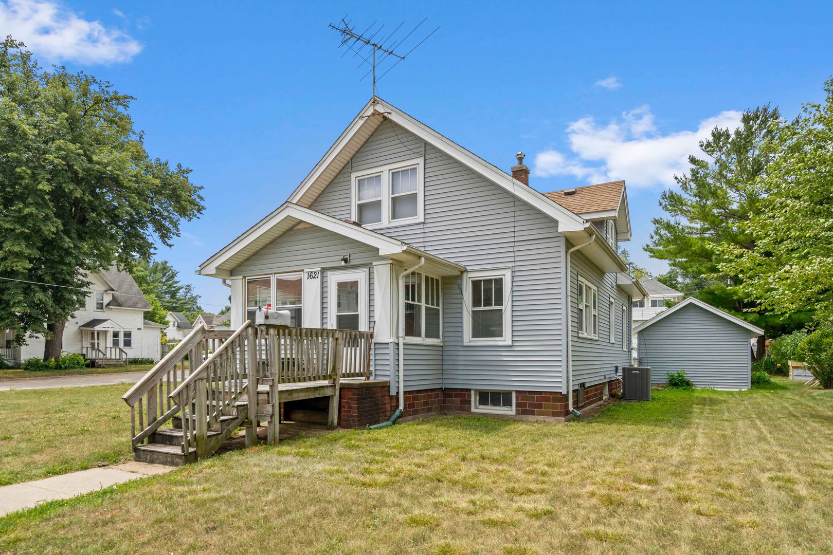 1621 Main St – photo 2