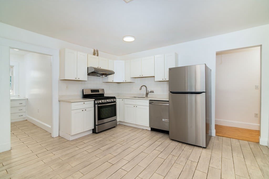 137 Safford St – photo 5