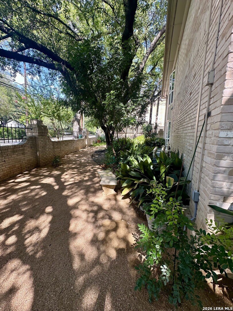 140 PATTERSON AVE – photo 4