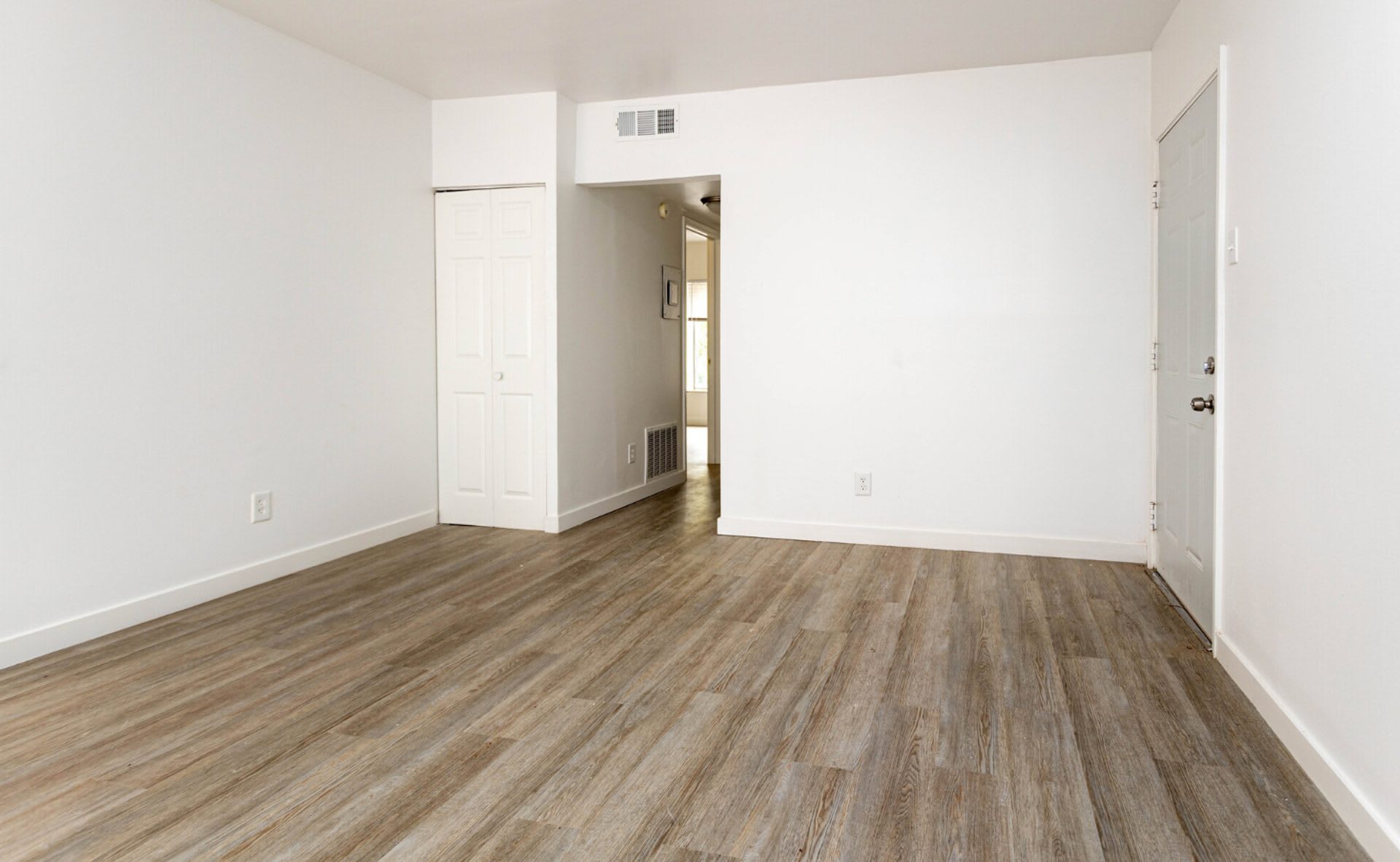 Cozy 2-Bedroom Apartment with Convenient Amenities – photo 3