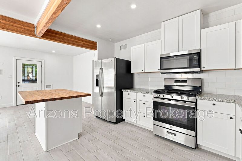 1128 E. Almeria Rd. – photo 3