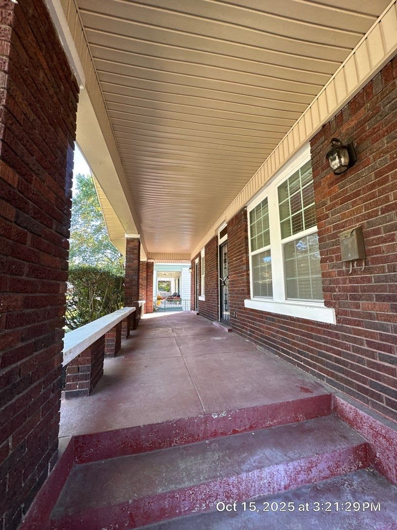 RHODES AREA 4 Bedroom /2.5 Bath House! Gorgeous New Floors – photo 3