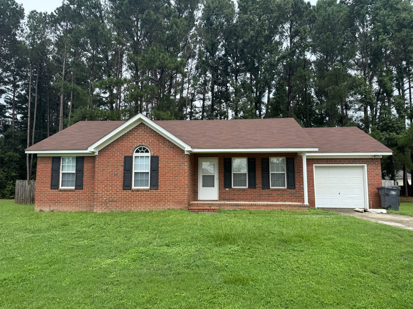 3 Bed 2 Bath Home With Back Yard And One Car Garage – photo 1