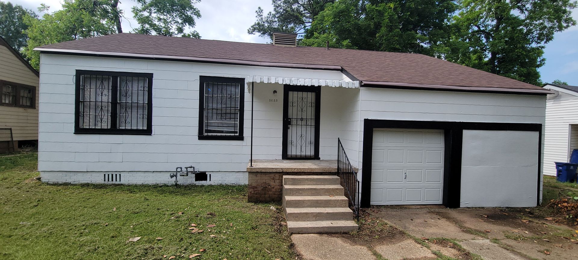 Great 3 bedroom/2 bath home with Oven, Refrigerator, Garage, Central Air & Heat! – photo 1