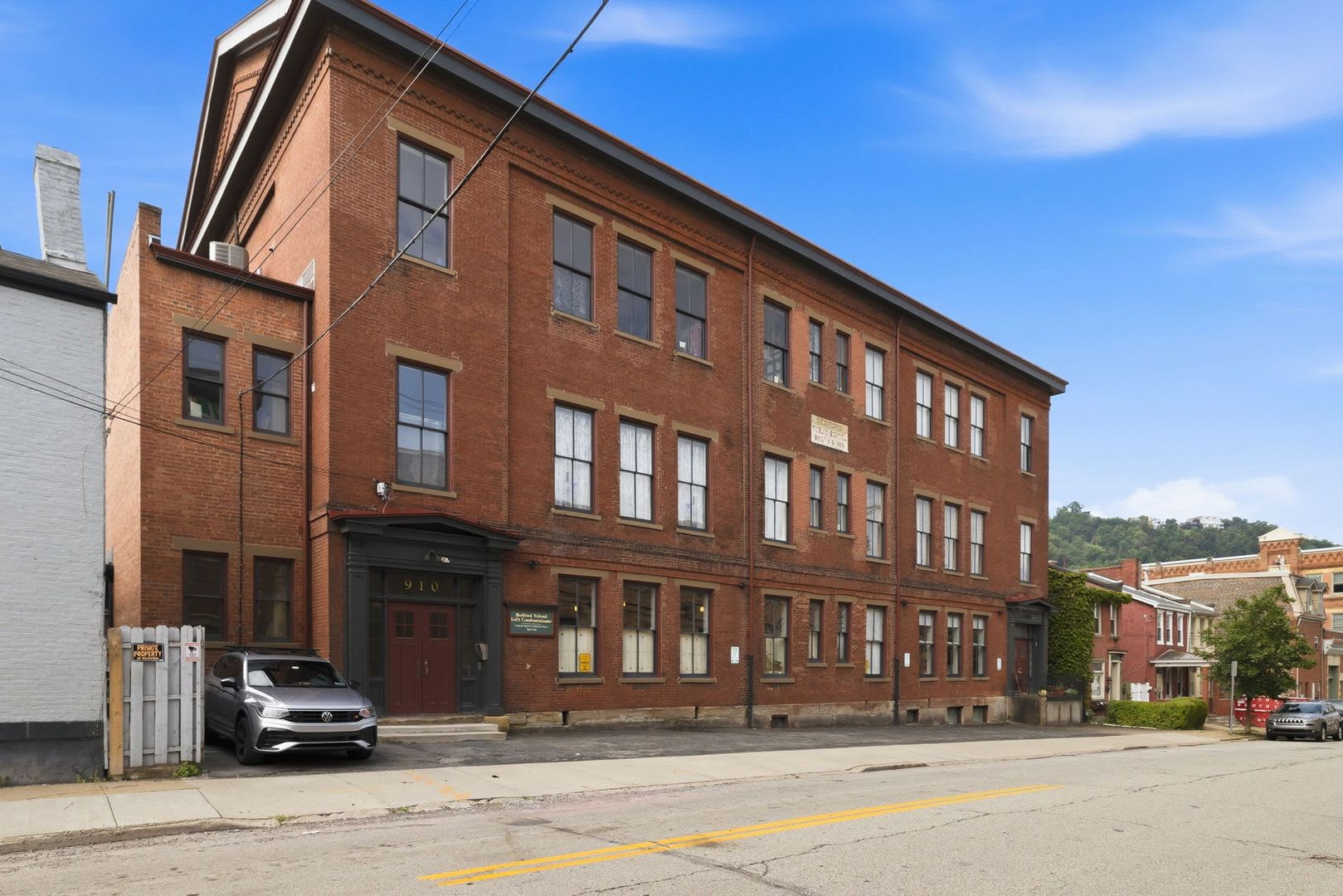 *Beautifully Updated &amp; Unique 1BD/2BA Condo Unit Available in South Side* – photo 2